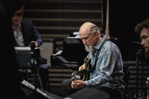  Jazzlegende John Scofield auf der Bühne des Konzertsaals Salquin an der HSLU Musik. (Bild HSLU/Xenia Xezzi, November 2024)