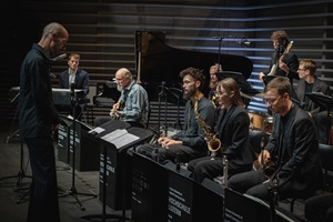  Die HSLU Big Band unter der Leitung von David Grottschreiber mit Star-Gitarrist John Scofield auf der Bühne des Konzertsaals Salquin an der HSLU Musik. (Bild HSLU/Xenia Xezzi, November 2024)