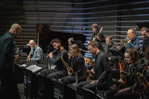  Die HSLU Big Band unter der Leitung von David Grottschreiber mit Star-Gitarrist John Scofield auf der Bühne des Konzertsaals Salquin an der HSLU Musik. (Bild HSLU/Xenia Xezzi, November 2024)