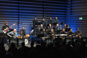  Die HSLU Big Band unter der Leitung von David Grottschreiber mit Star-Gitarrist John Scofield auf der Bühne des Konzertsaals Salquin an der HSLU Musik. (Bild HSLU/Xenia Xezzi, November 2024)