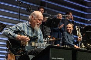 Star-Gitarrist John Scofield geniesst den Aufritt mit der HSLU Big Band auf der Bühne des Konzertsaals Salquin an der HSLU Musik. (Bild HSLU/Xenia Xezzi, November 2024)