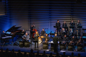  Die HSLU Big Band unter der Leitung von David Grottschreiber mit Star-Gitarrist John Scofield auf der Bühne des Konzertsaals Salquin an der HSLU Musik. (Bild HSLU/Xenia Xezzi, November 2024)