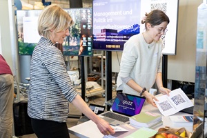 Zwei Forscherinnen richten ihren Stand ein