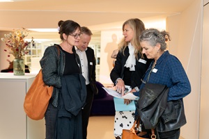 Andrea Weber-Hansen mit Besucherinnen des Science Boulevard