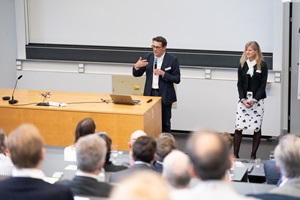 Viktor Sigrist und Andrea Weber-Hansen begrüssen die Gäste im Mäder-Saal