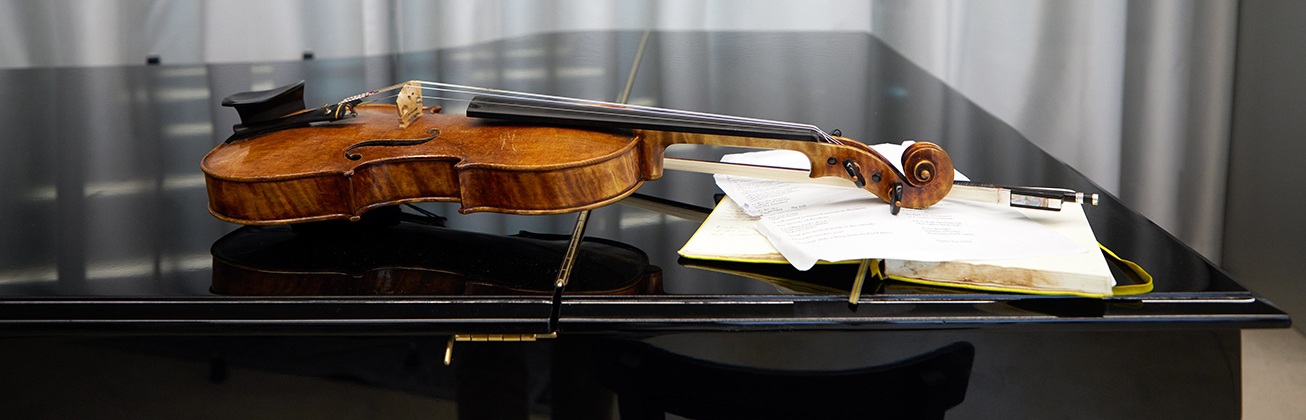 Eine Violine liegt auf einem Flügel. Bild HSLU/Christof Schürpf