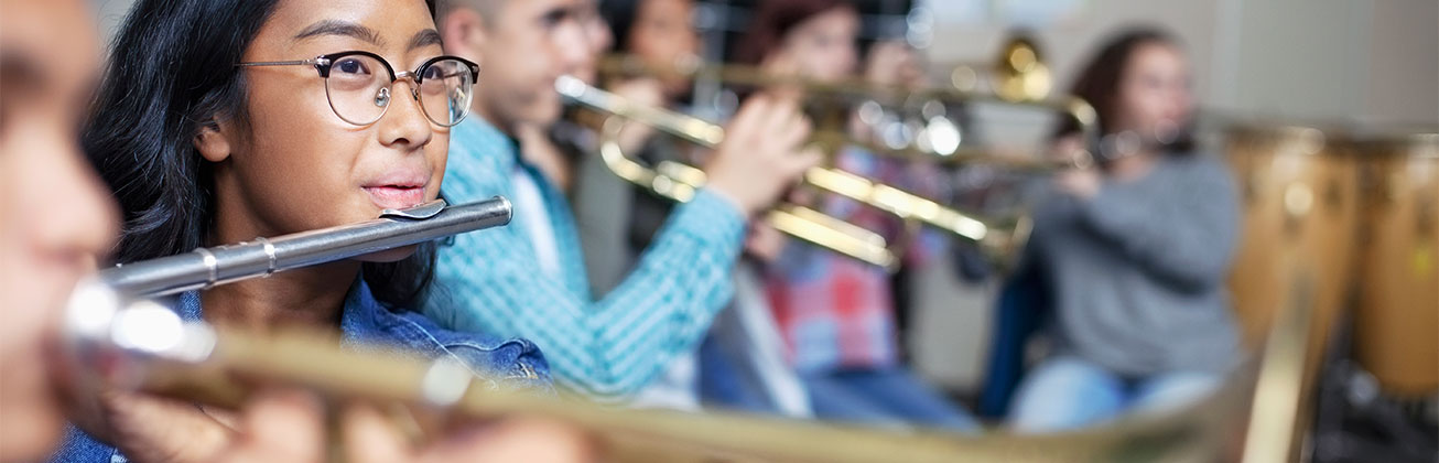Schüler und Schülerinnen im Musikunterricht. Bild Getty Images. 