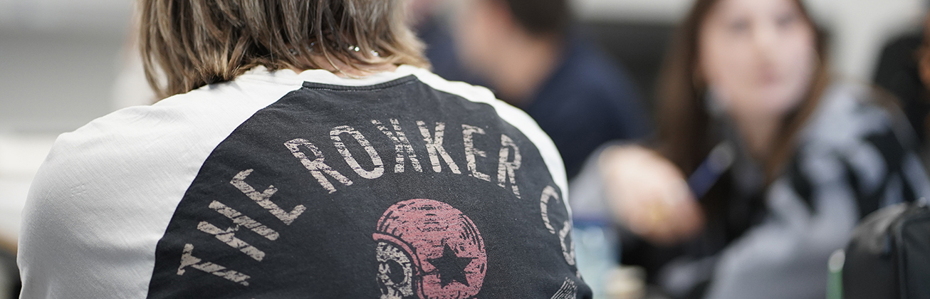 Ein Student trägt ein T-Shirt mit der Aufschrift «The Rokker». Bild HSLU/Ina Amenda