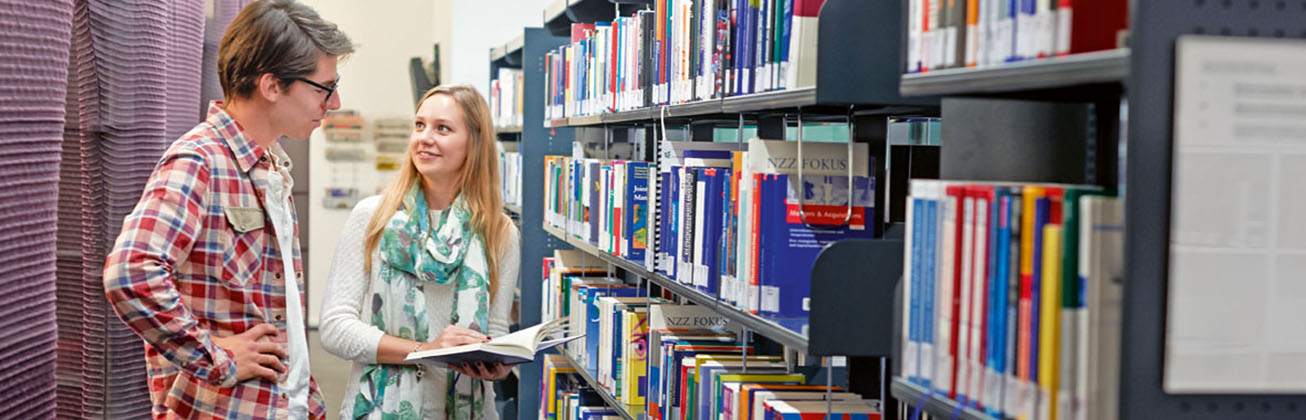 Studierende in der Bibliothek Hochschule Luzern – Wirtschaft 