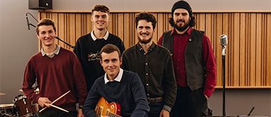 Eine Blues-Band welche aus fünf junge Männer besteht