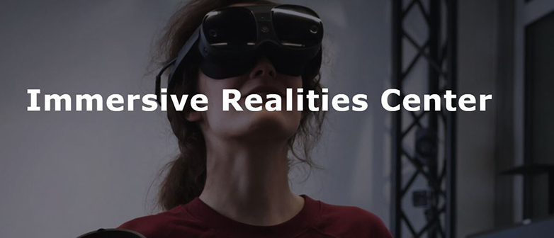 Frau mit VR Brille und Schriftzug Immersive Realities Center