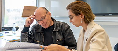 Der Komponist und Dozent Dieter Ammann unterrichtet eine Studentin. Bild HSLU/Ingo Höhn