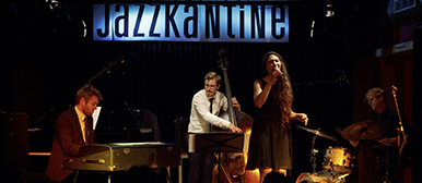 Eine Sängerin und drei Instrumentalisten spielen auf der Bühne der Jazzkantine Musik
