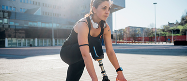 Sportlerin mit Beinprothese